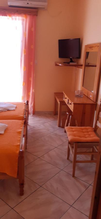 To Spiti Tis Eirinis Apartamento Poros Town Exterior foto