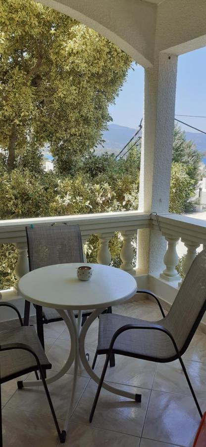 To Spiti Tis Eirinis Apartamento Poros Town Exterior foto