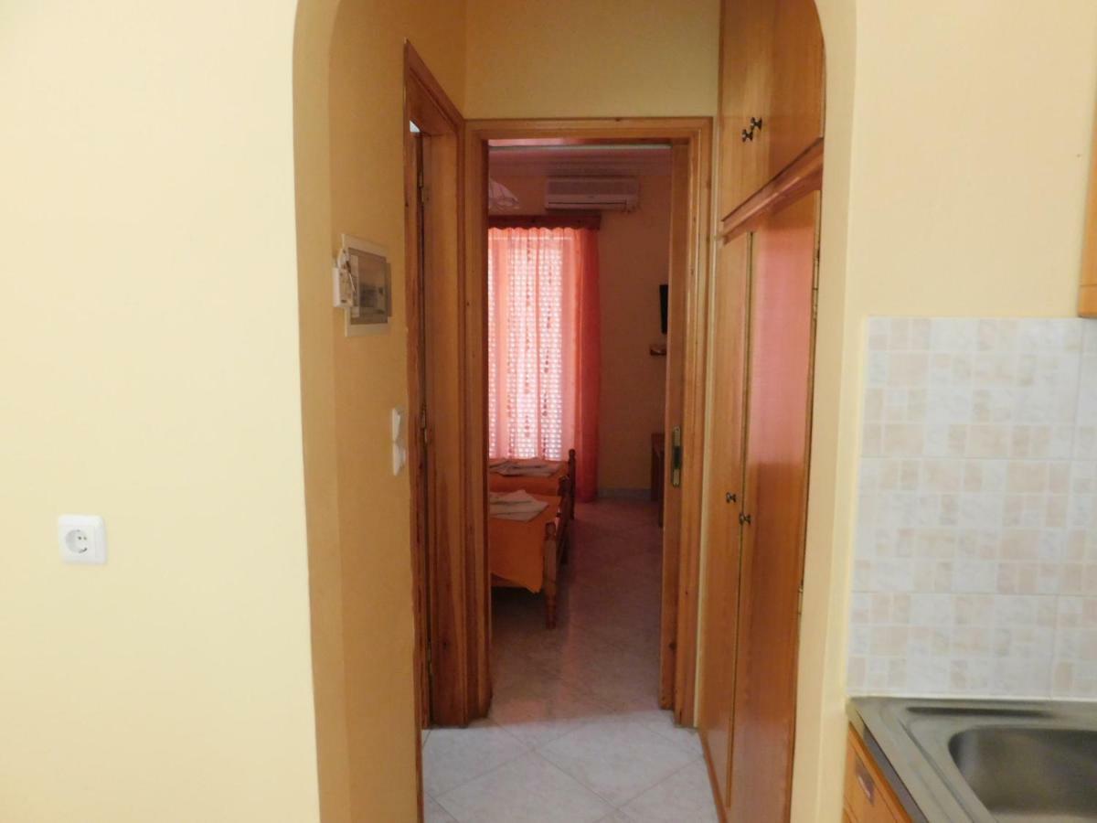 To Spiti Tis Eirinis Apartamento Poros Town Exterior foto