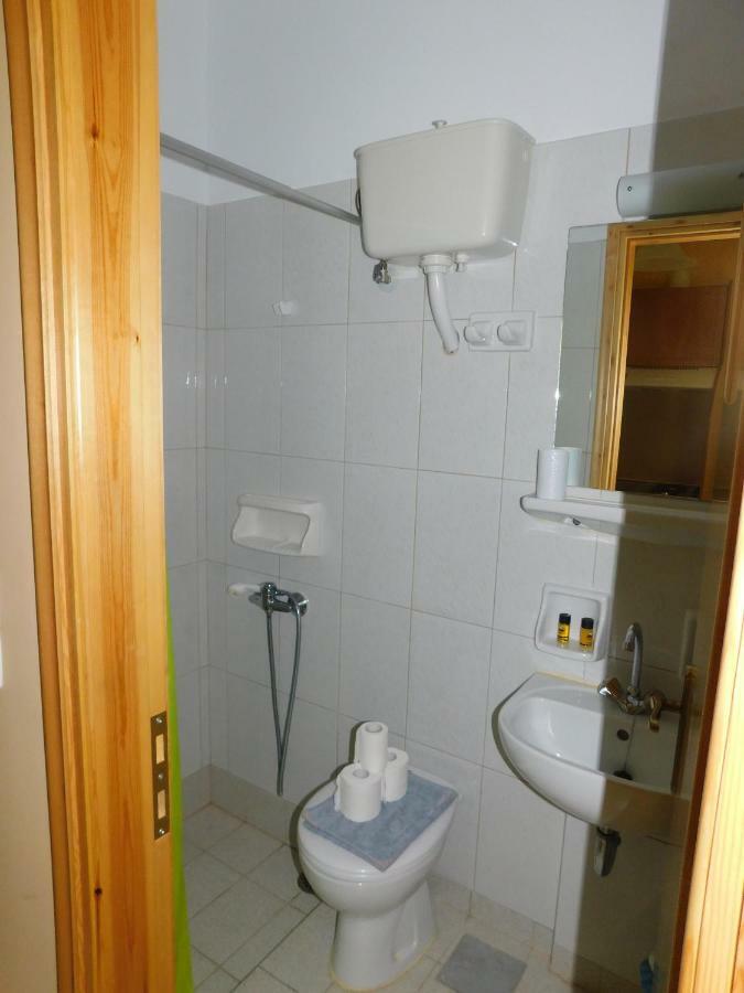 To Spiti Tis Eirinis Apartamento Poros Town Exterior foto
