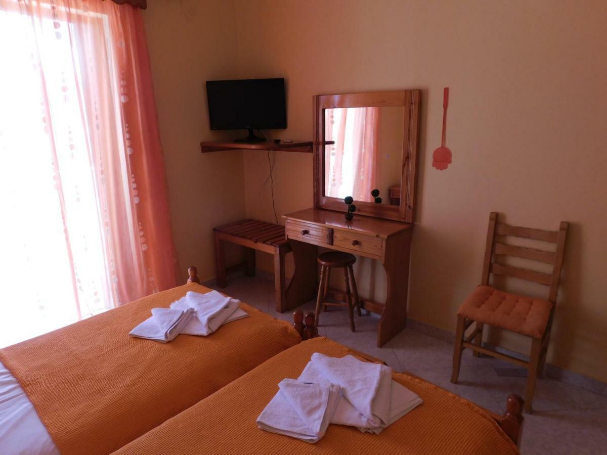 To Spiti Tis Eirinis Apartamento Poros Town Exterior foto